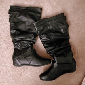 Buckle detail boots with small heal